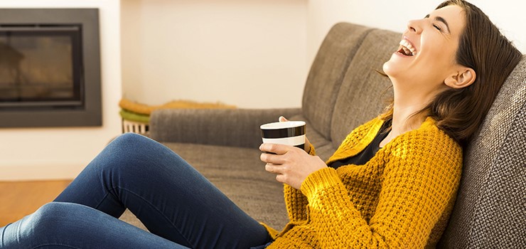 Women-Drinking-Tea-On-Couch